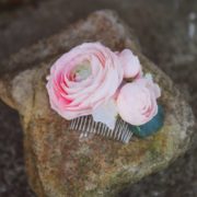 peigne accessoire coiffure mariage romantique élégant rose blanc Peigne Mademoiselle Maeva Colette Bloom renoncule pivoine chignon