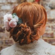 peigne accessoire coiffure mariage romantique élégant rose blanc Peigne Mademoiselle Maeva Colette Bloom renoncule pivoine chignon