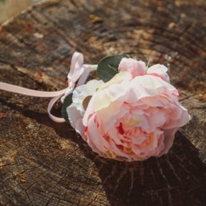 bijou floral mariage rose blanc pivoine témoin mademoiselle