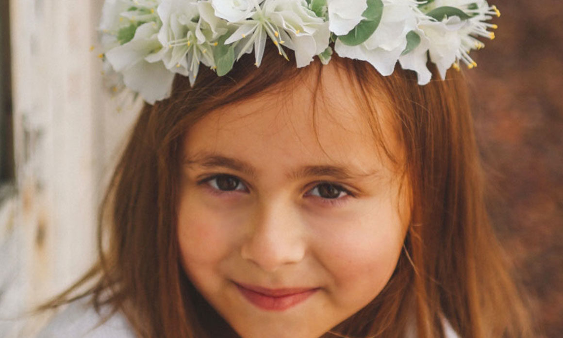 coiffure de mariée fleur blanche chic élégant raffiné courone strass