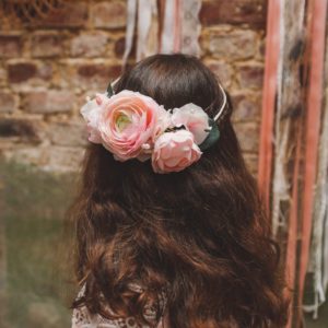headband cheveux enfant fleur rose mariage romantique chic princesse renoncule