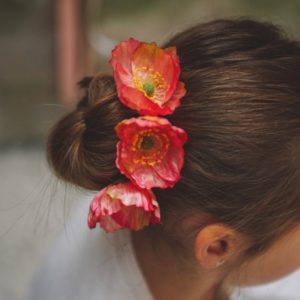 accessoire coiffure enfant cérémonie fleur couleur idée coiffure facile communion rose pince
