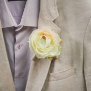 boutonnière costume marié accessoire mariage pochette assortir le marié ton crème corail pêche