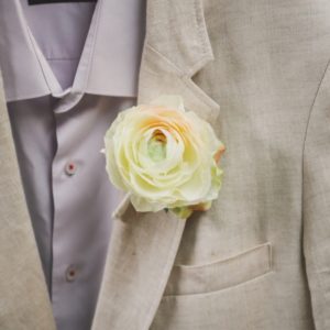 boutonnière costume marié accessoire mariage pochette assortir le marié ton crème corail pêche