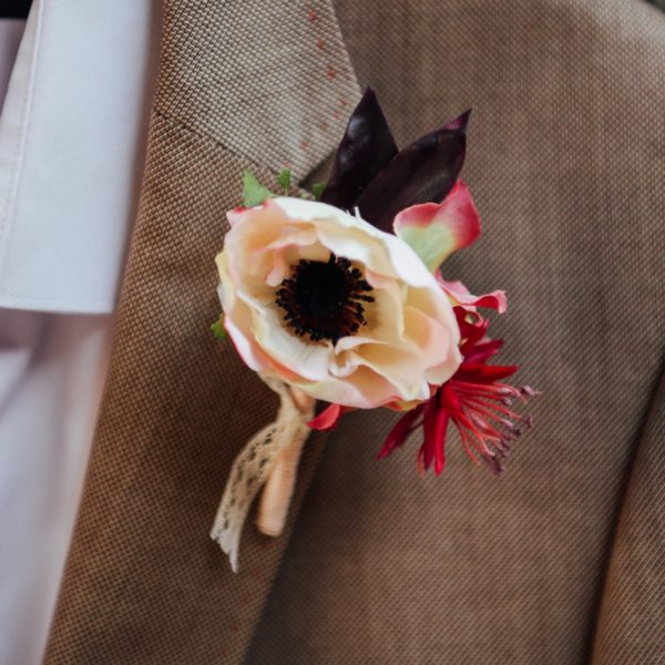 Boutonnière marié anémone rose tendre fleur vintage dentelle