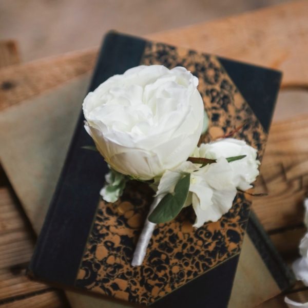 Boutonnière marié rose blanche romantique chic