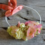 bijoux de tête petite fille d'honneur corail rose saumon vert clair pastel mariage bucolique