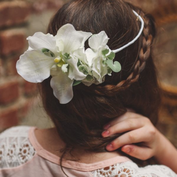 headband cheveux enfant fleur blanche mariage chic princesse orchidée