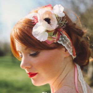 accessoire de tête mariée bandeau headband ruban dentelle anemone fleurs rose poudré mariage rétro élégant chic Mademoiselle Emmanuelle