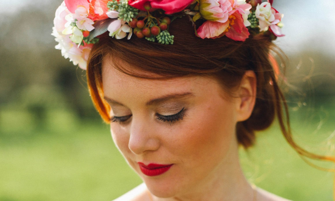 accessoire de tête fleurs intemporelles mariage couleurs vives coquelicot framboise