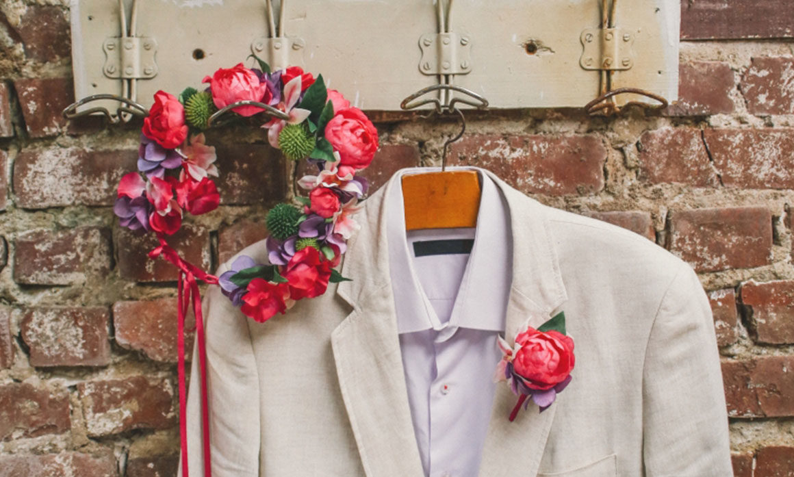 accessoire floral de mariage festif couleur mauve rose foncé coordonné