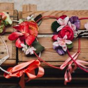 harmoniser le cortège de mariage enfant accessoire de tête fleurs artificielles ton rose élégant