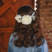 couronne de fleurs simple blanc et gris mariage enfant