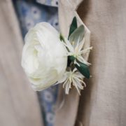 accessoire de mariage fleur blanche pour costume homme œillet pochette argenté