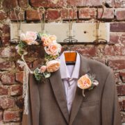 accessoire de mariage fleur poudrée pour costume homme œillet pochette vintage