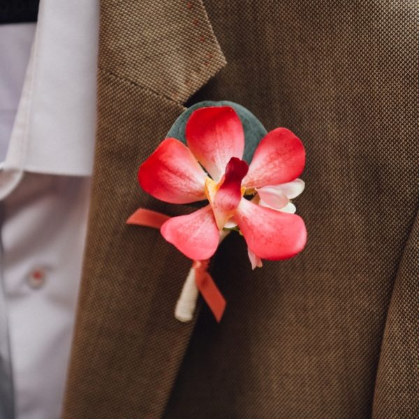 Boutonnière de mariage orchidée framboise pour homme | Colette Bloom