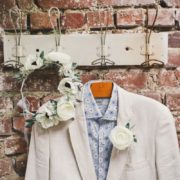 fleur à accrocher sur le costume cortège de mariage blanc gris masculin