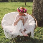 mariée petillante coloré fauteuil rotin mariage decoration coiffe