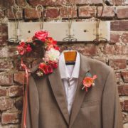 couronne de fleurs robe de mariée fleurs artificielles rose foncé orchidée costume homme