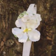 accessoire de tête mariée bandeau headband ruban blanc orchidée mariage romantique élégant chic printanier wedding flower Colette Bloom bandeau Mademoiselle Aurelia