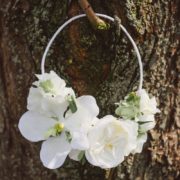accessoire fleuri blanc orchidée tenu de mariée classe rubans cheveux Mademoiselle Aurélia