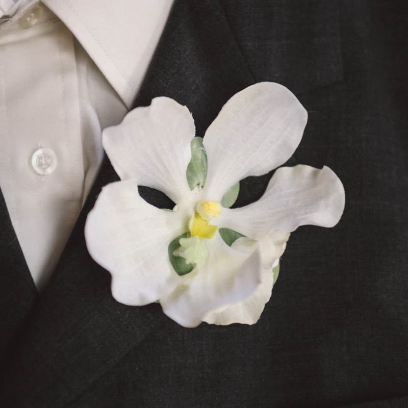Boutonnière du marié orchidée blanche chic et romantique| Colette Bloom