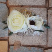 accessoire peigne fleuri coiffure pic chignon fleur blanche artificielle anémone mariage chic simple Colette Bloom